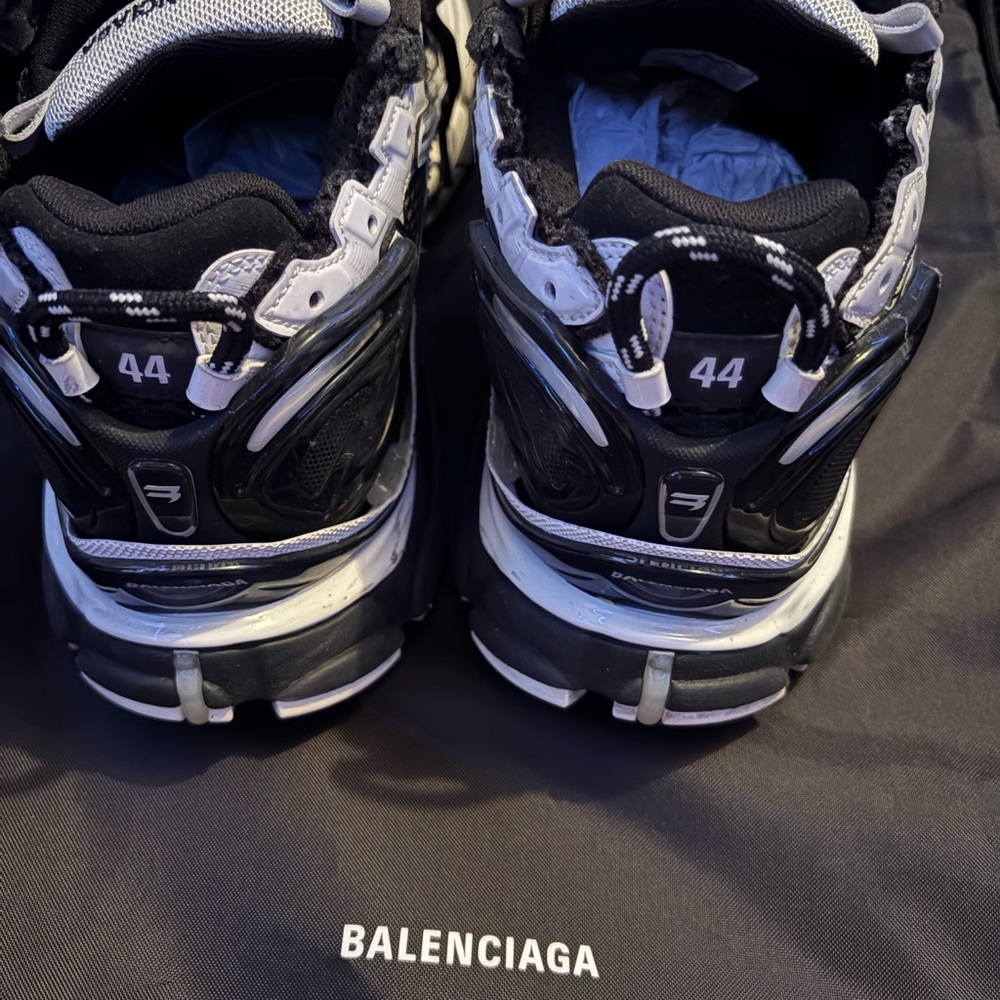 Balenciaga Men's Black and White Sneakers - Picture 2 of 7